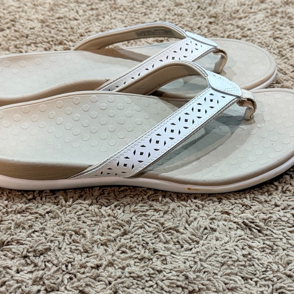 Vionic Tide Casandra White Leather Sandal Flip Flop Women's US size 10 - Picture 2 of 4